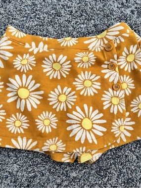 Old Navy Yellow Daisy Print Skort with Button Front